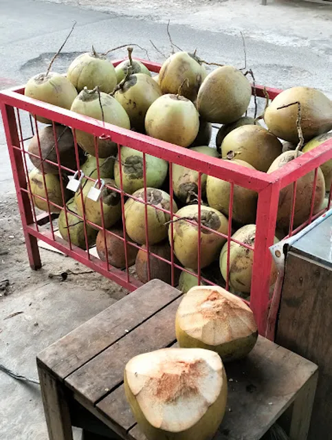 Warung Es Kelapa Muda Bu Mae
