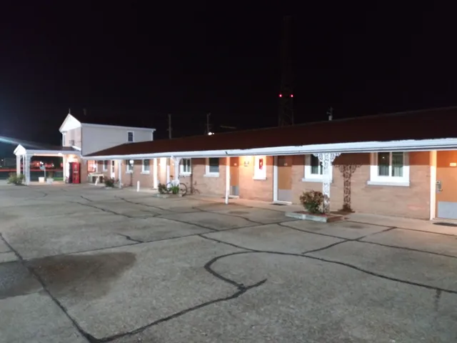 Esquire Inn-Evansville