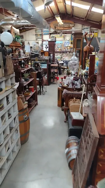 Lucky's World Antiques Market & Auction