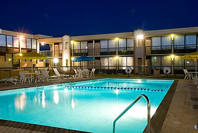 Lamplighter Inn & Suites