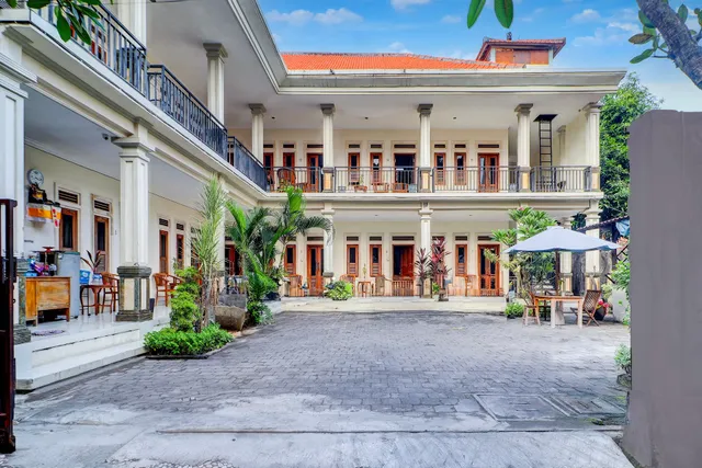 Collection O Bali near Beachwalk Shopping Center formerly Budget Door Legian Inn