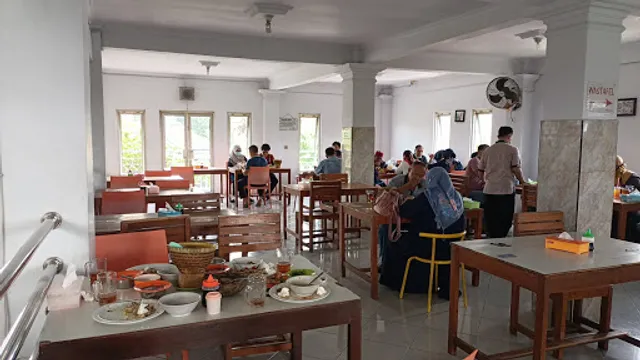 RM.Palinggihan Bu Hj.Eti