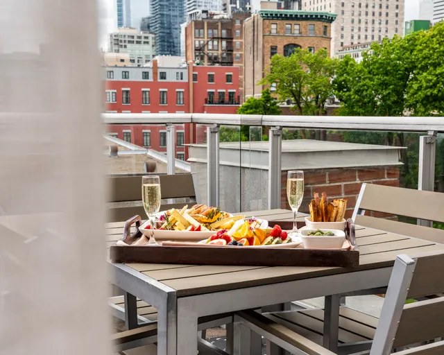 Le Saint-Sulpice Hotel Montreal