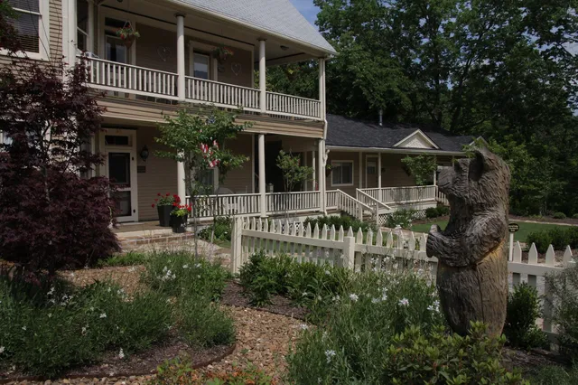 Heartstone Inn Bed & Breakfast and Cottages