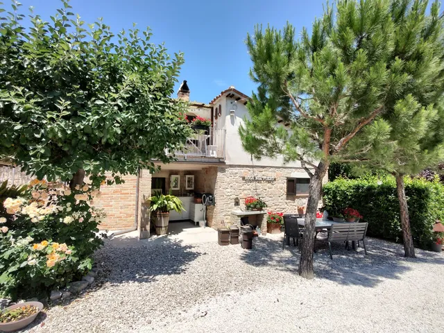 Rosa nel Pozzo, Apartments and B&B