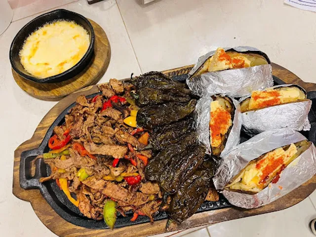 Calalos Bar & Restaurant