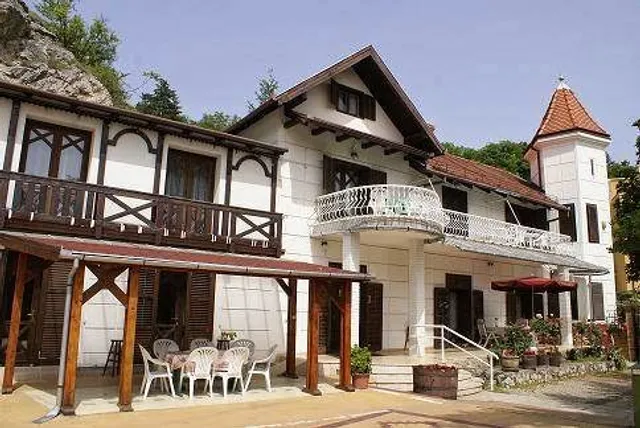 Valcsics Villa Bed and Breakfast