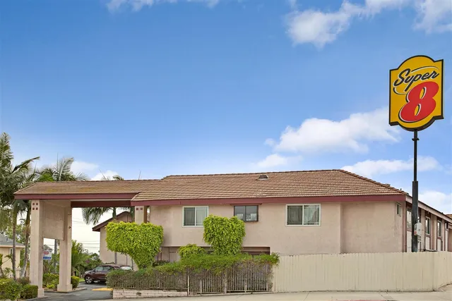 Super 8 by Wyndham Los Angeles Downtown