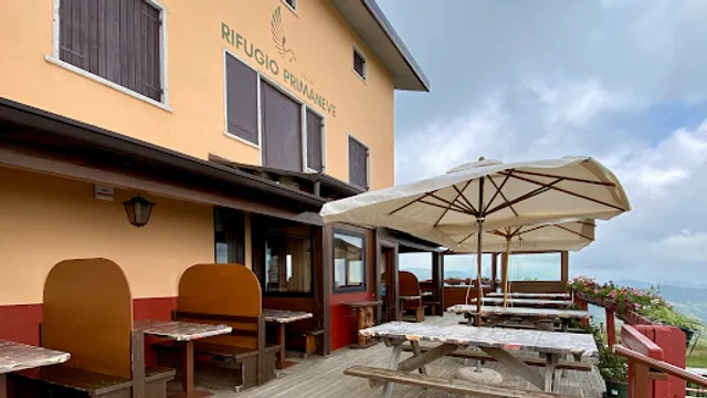 Rifugio Primaneve sul Monte Tomba