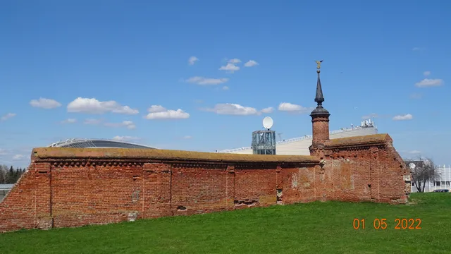 Razvaliny Steny Monastyrya S Bashney