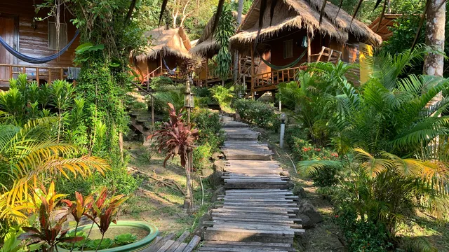 Little Eden Bungalows & Restaurant