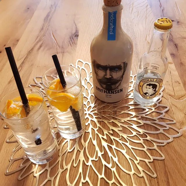 KNUT HANSEN DRY GIN (Hamburg Distilling Company HDC GmbH)