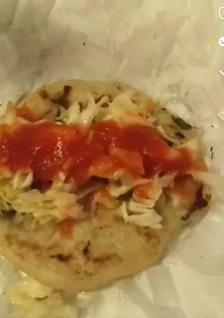 Ana's pupusas/Antojitos mexicanos