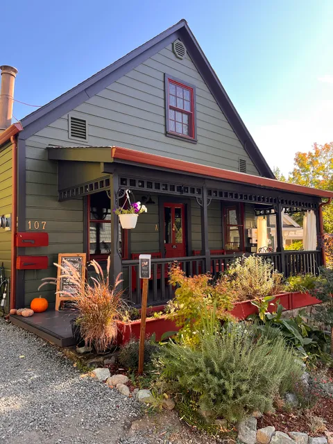 Moonrise On Mill St. Inn