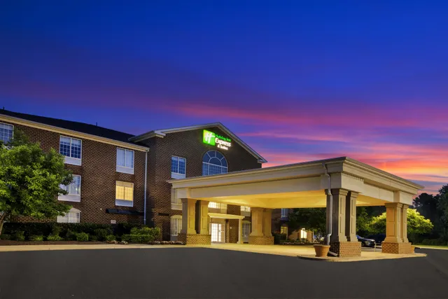 Holiday Inn Express & Suites Warrenton, an IHG Hotel