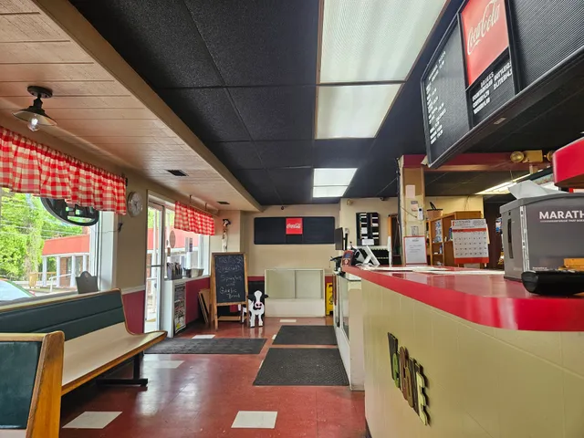 Cow Shed Motel & Restaurant - Fox’s Pizza