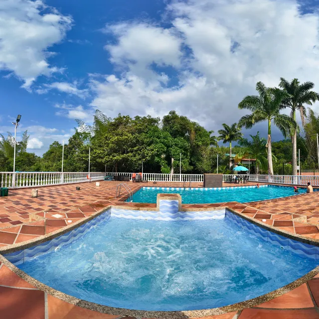 Centro Vacacional La Colina Luxury Villa Gladys | Hotel en Mesitas del Colegio con Piscina Jacuzzi y Sauna