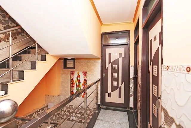 OYO Star Inn Near Ambience Mall