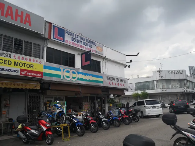 Berjaya Driving School 成功教车学院 (Sri Tebrau Branch 大马分行)