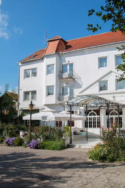 Beli Dvor (Otel George)