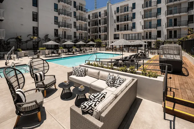 The Pearl on Wilshire Apartments