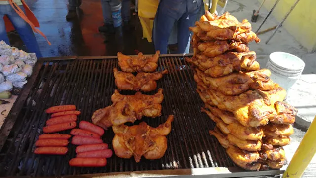 Pollos y carne asadas el zarape