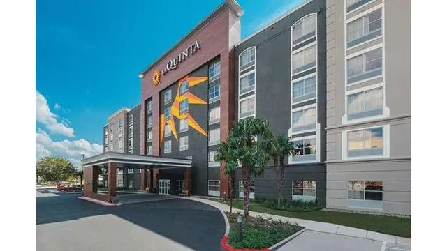 La Quinta Inn & Suites by Wyndham San Antonio Downtown