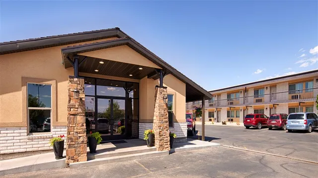 Dinosaur Inn & Suites