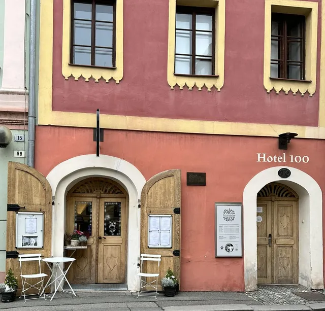 Hotel 100