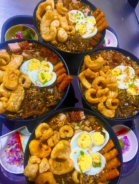 Alvaran's Eatery (Lomi House)