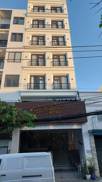 Haven Hut Riverside Hotel