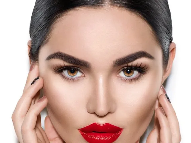 Hollywood Beauty Eyebrow Threading