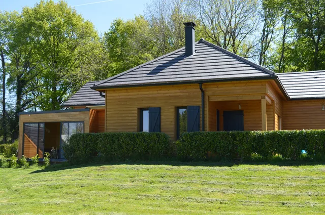 Gîtes tout confort proches de Salers dans le CANTAL avec spas privatifs : 1 pour 4/6 personnes et 1 pour 9 personnes