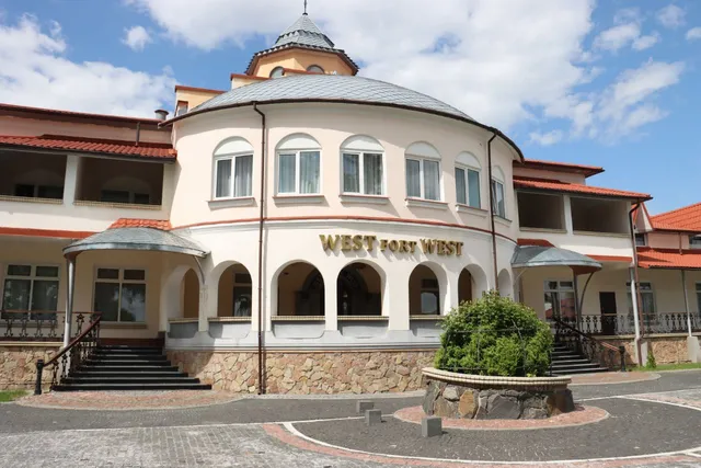 Готель "West Fort"