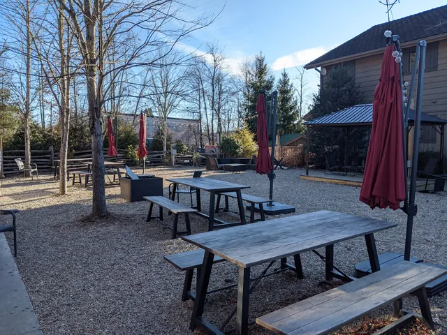 The Ugly Dog Pub-Cashiers