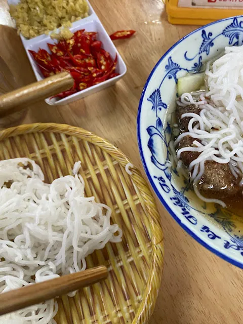 Bún chả - Nem cua bể Hoàng Yến