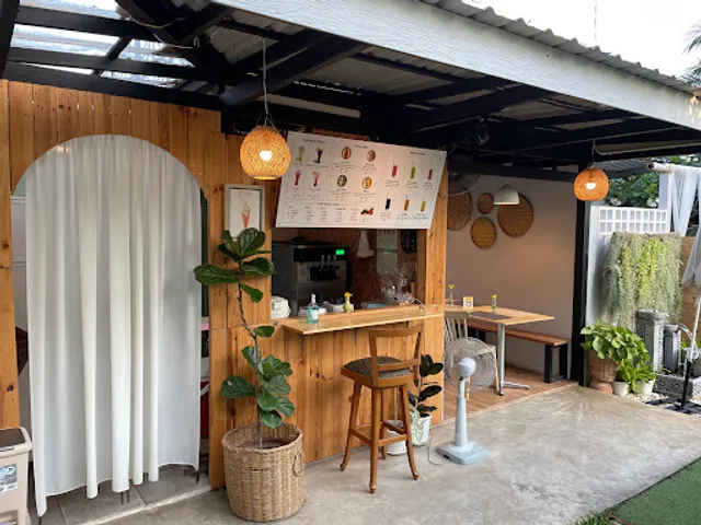 บ้านไม้ขาว Baan Mai Khao Eat & Play