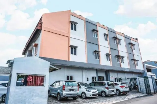 OYO 111 Grand Palace Resident