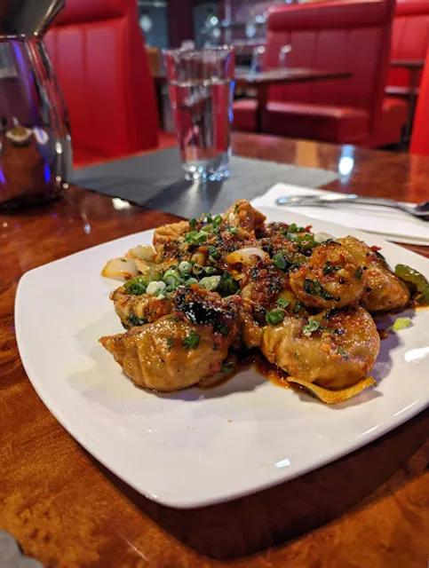 Momo Hunt Restaurant & Bar