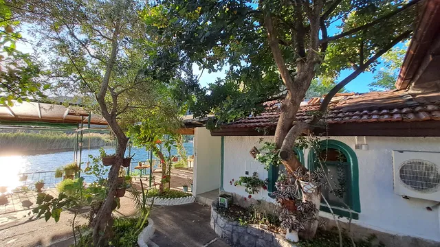 Oleander Hostel / 1987