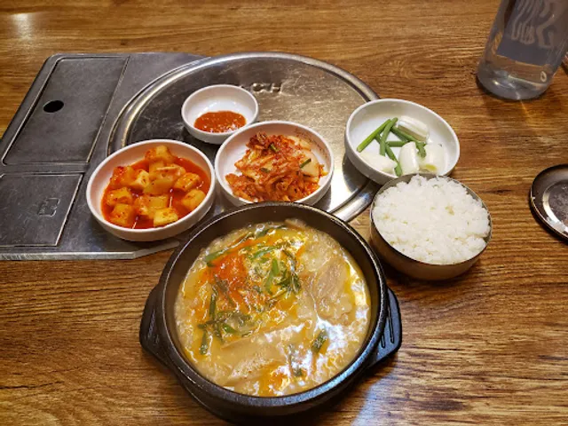 부산아지매국밥 신논현역점