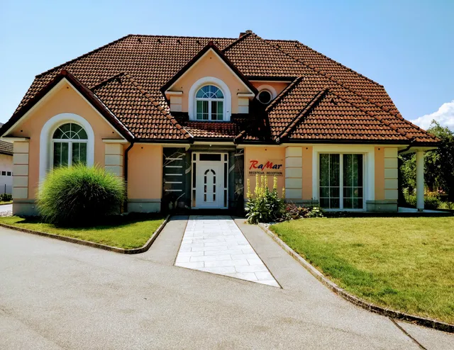 Apartments and rooms Ramar