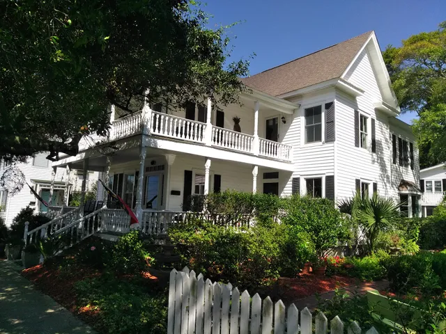 Lois Jane's Riverview Inn