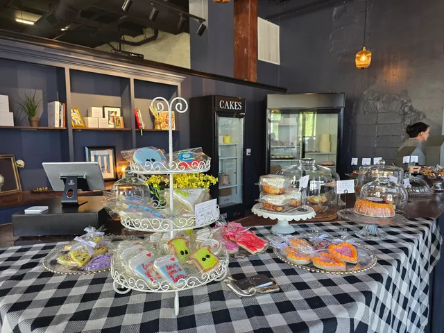 LucyBakes | Cookies • Cakes • Classes