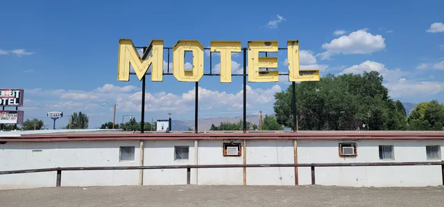 Deser-est Motel