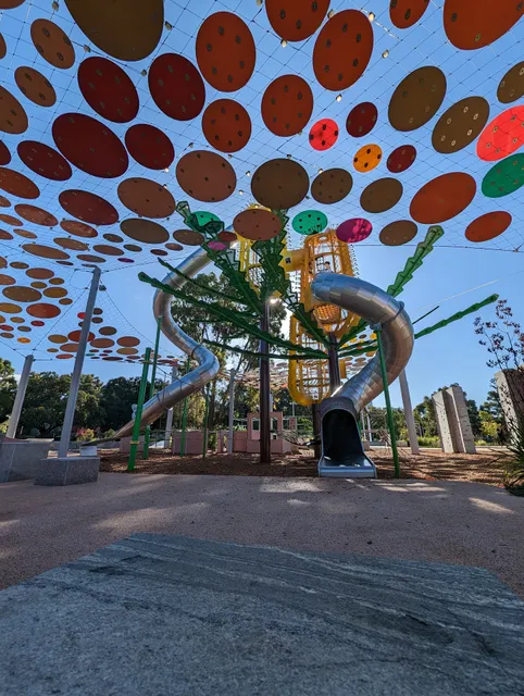 Moort-ak Waadiny / Wellington Square