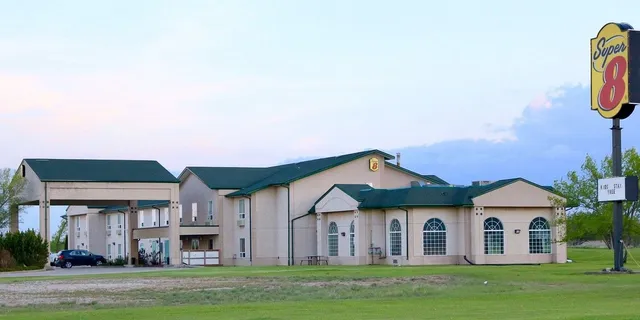 Super 8 by Wyndham Morden