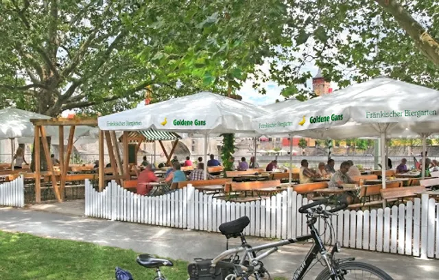 Biergarten Goldene Gans an der Alten Mainbrücke
