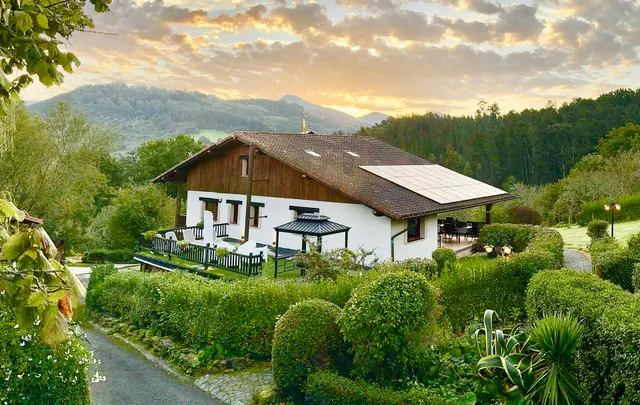 ARTESORO BASERRIA, casa rural Bizkaia. Wildlife holidays. Organic farm. Wildlife photography. Bioconstrucción.