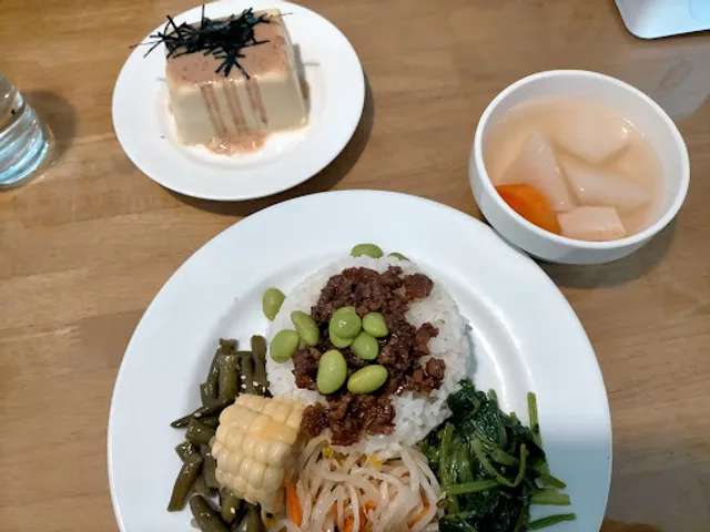 酥酡蔬食坊(原：佛光山嘉義會館-南華滴水坊)營業時間請看FB